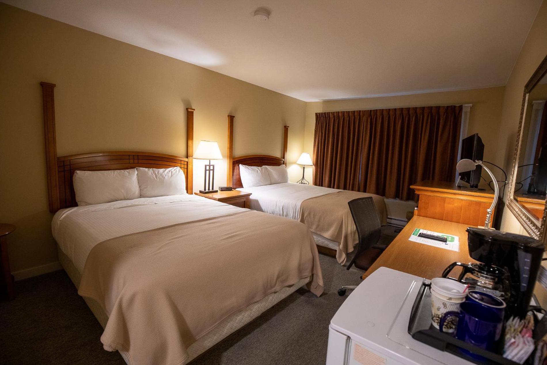 Northway Motor Inn Dease Lake ภายนอก รูปภาพ