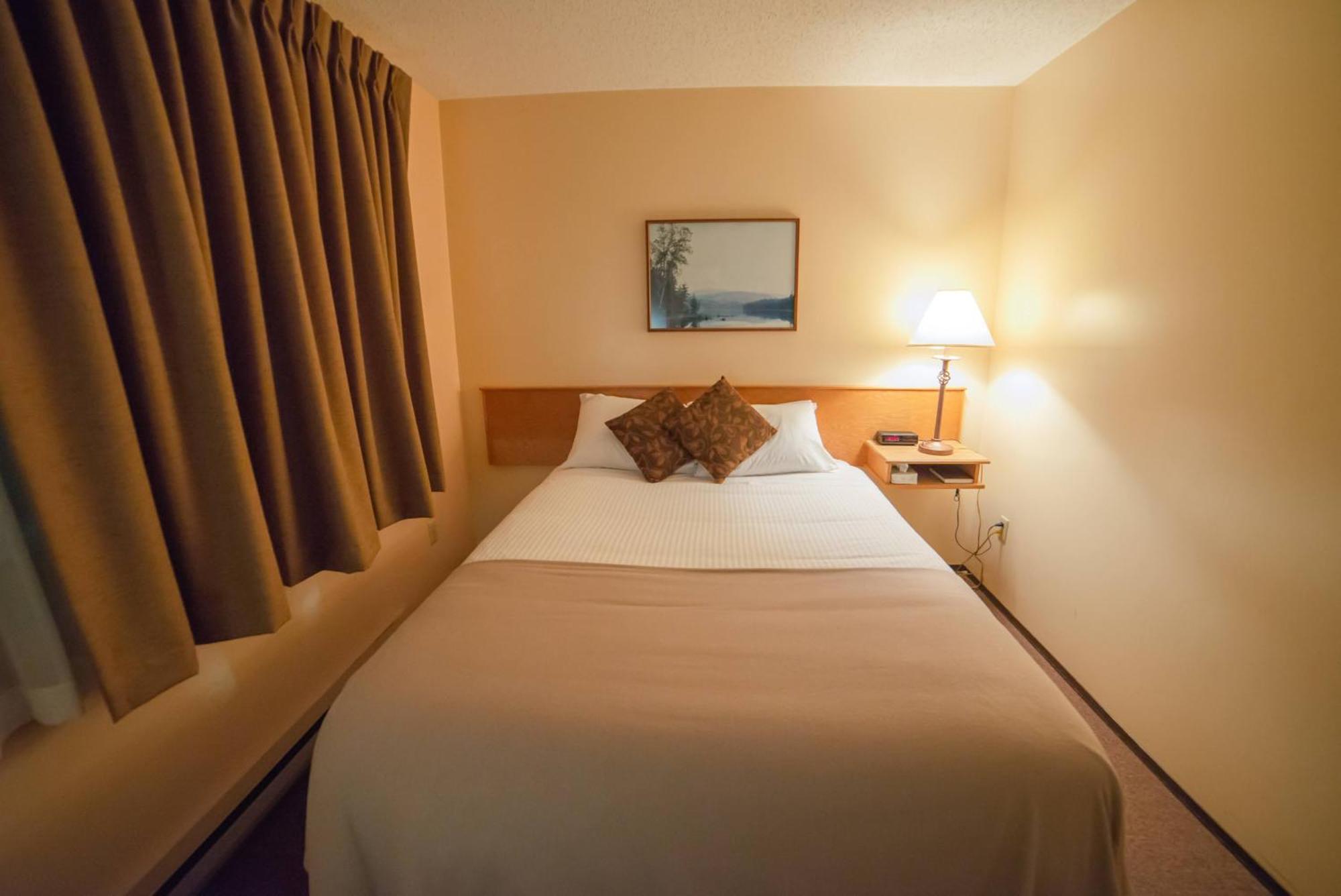 Northway Motor Inn Dease Lake ภายนอก รูปภาพ